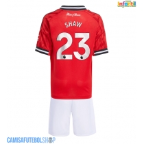 Camisa de time de futebol Manchester United Luke Shaw #23 Replicas 1º Equipamento Infantil 2025-26 Manga Curta (+ Calças curtas)